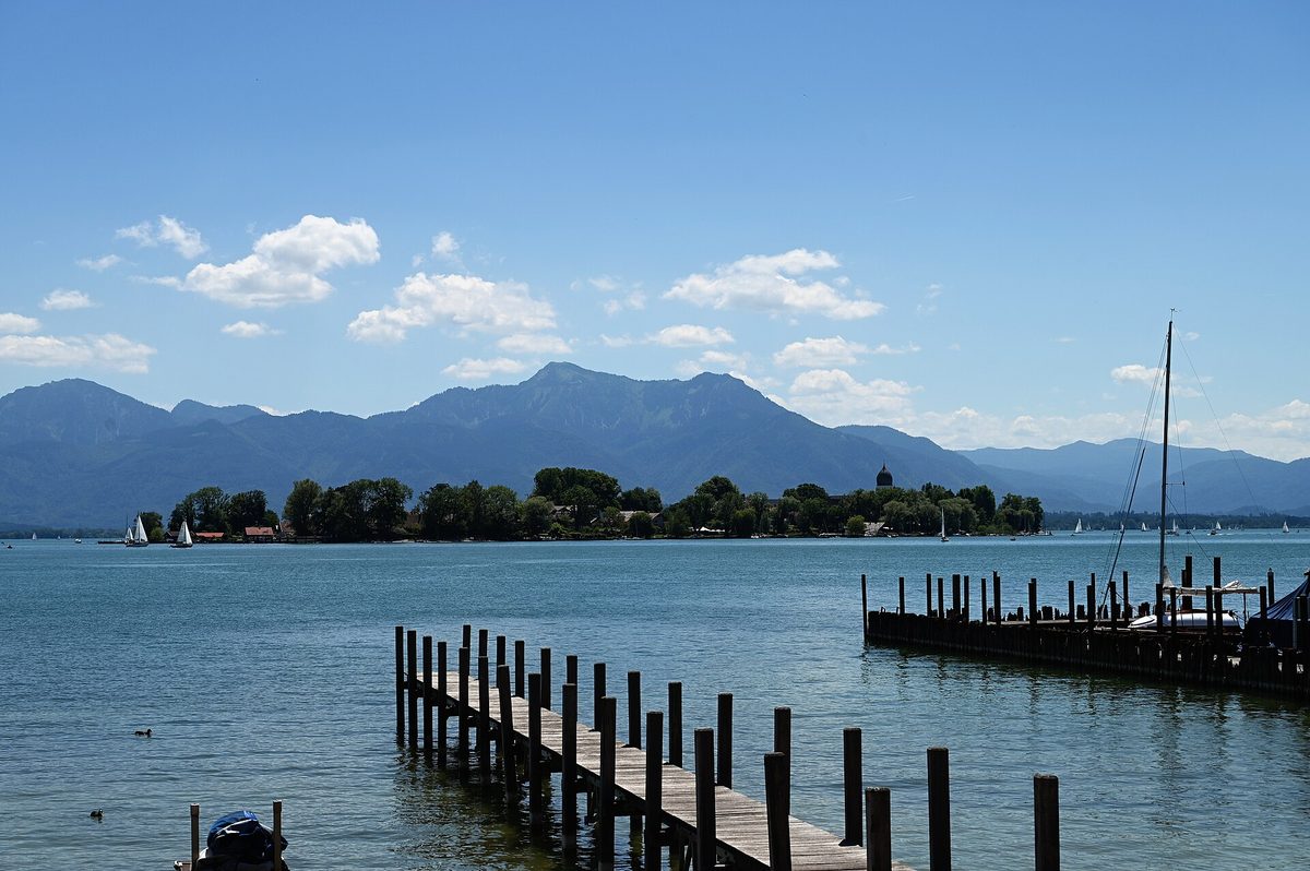 Blick von Gstadt am Chiemsee auf die Fraueninsel