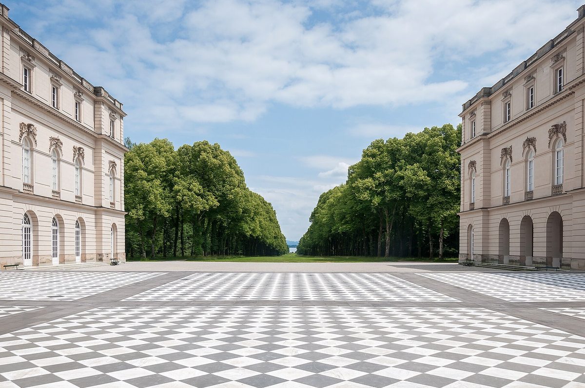 Das Neue Schloss Herrenchiemsee am Ende der Auffahrtsallee