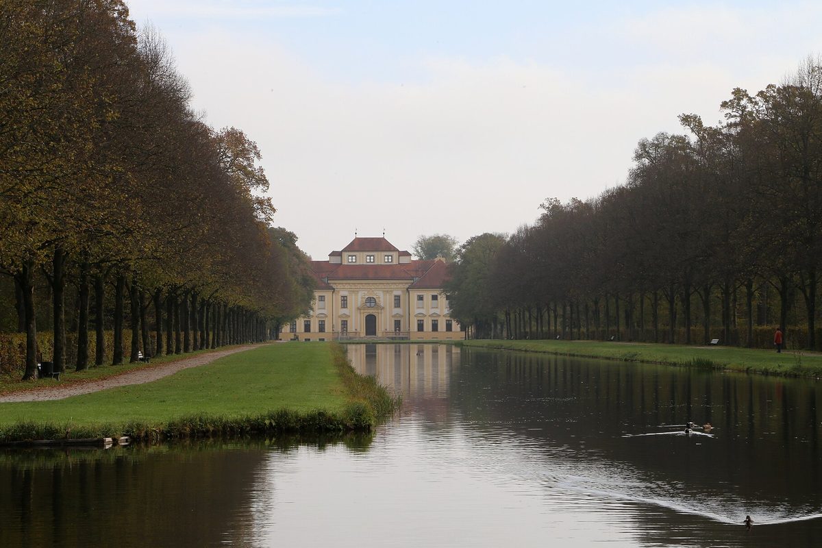 Schloss Lustheim am Mittelkanal der Schlossanlage Schleißheim
