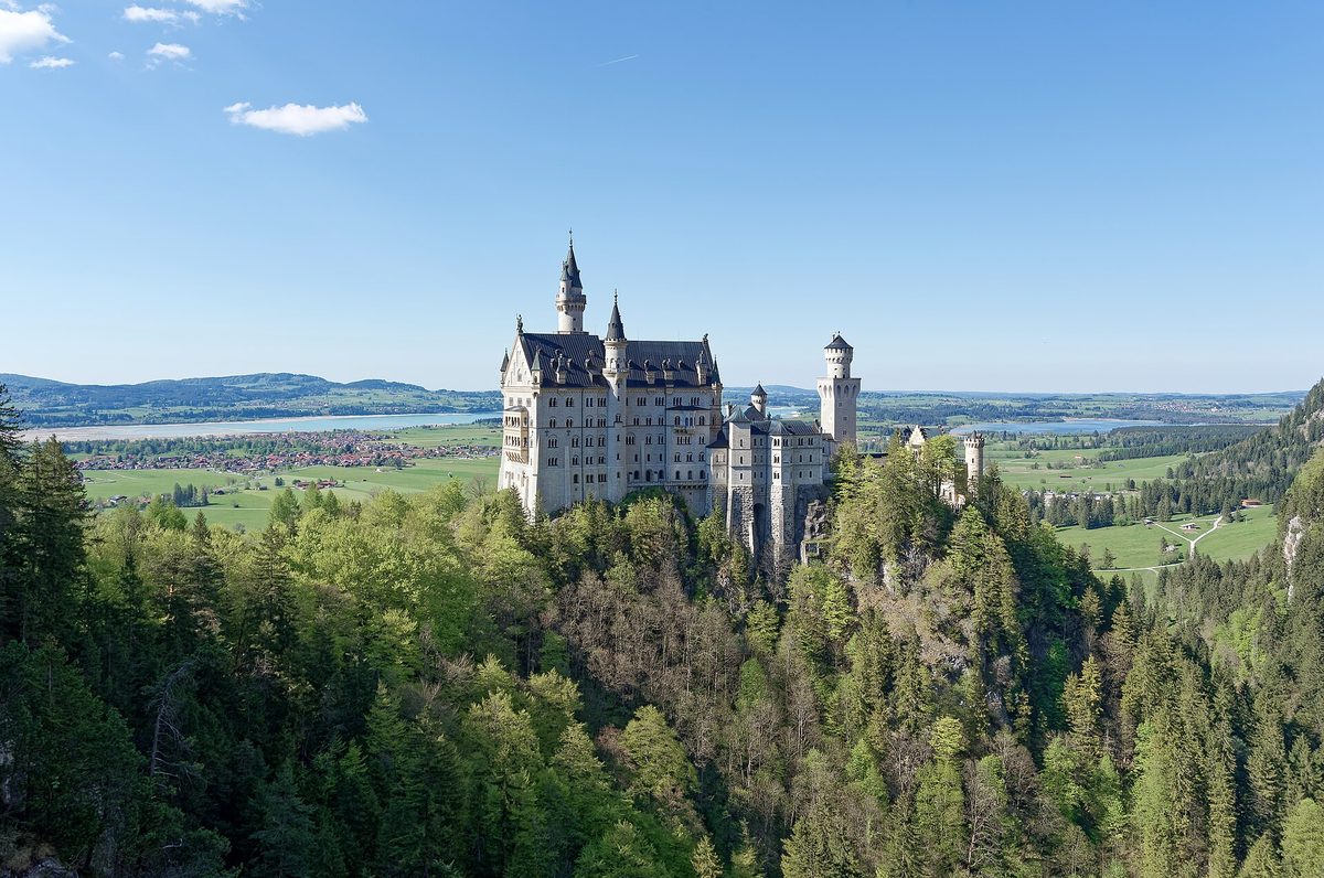 Schloss Neuschwanstein über dem Tal, Blick von der Talseite