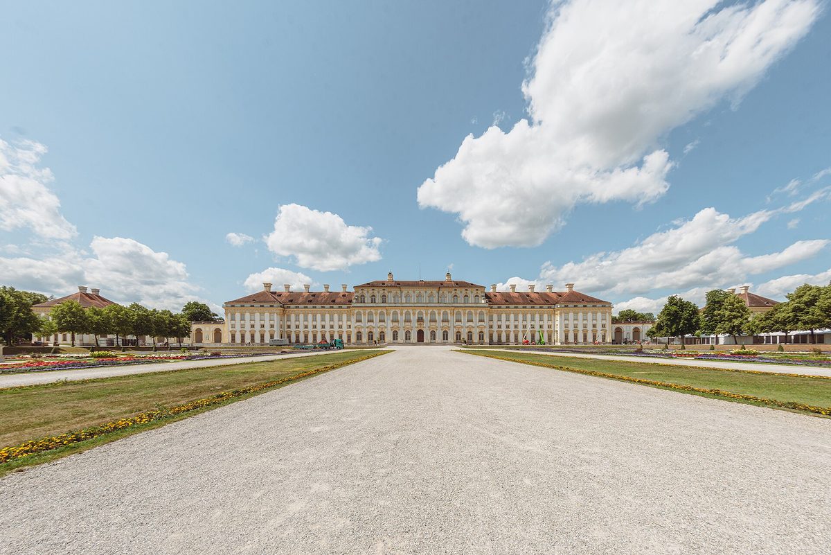 Das Neue Schloss Schleißheim mit dem Hofgarten davor