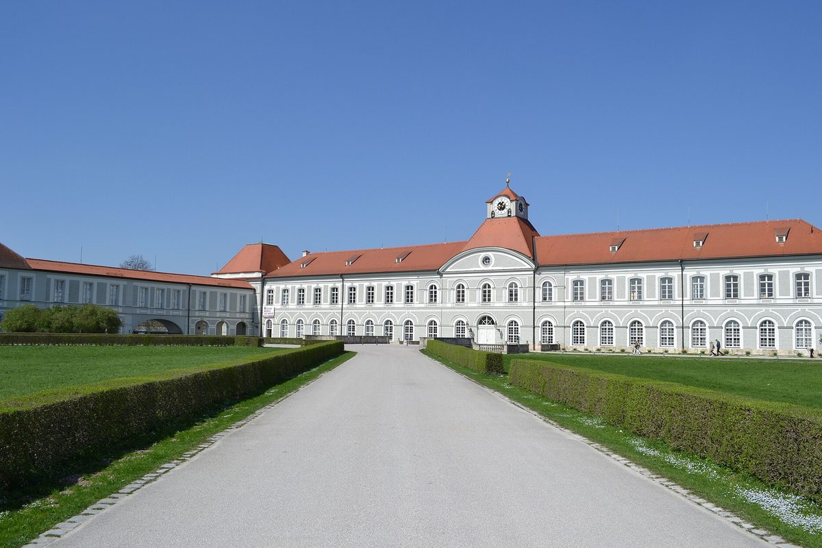 Schloss Nymphenburg von der Stadtseite mit dem Kanal davor