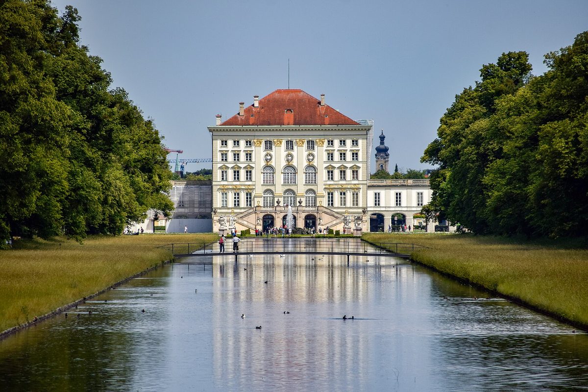 Der Mittelkanal im Schlosspark Nymphenburg mit dem Schloss im Hintergrund